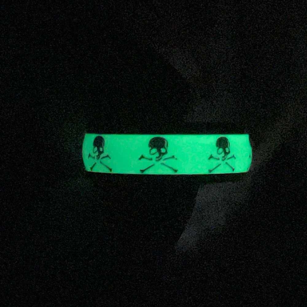 Glow in the dark skull ring - Picture 2 of 10